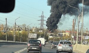 Завод «Трансвит» охвачен огнем: над Великим Новгородом поднялся черный дым. Теги: пожар на заводе, густой дым, экстренные службы