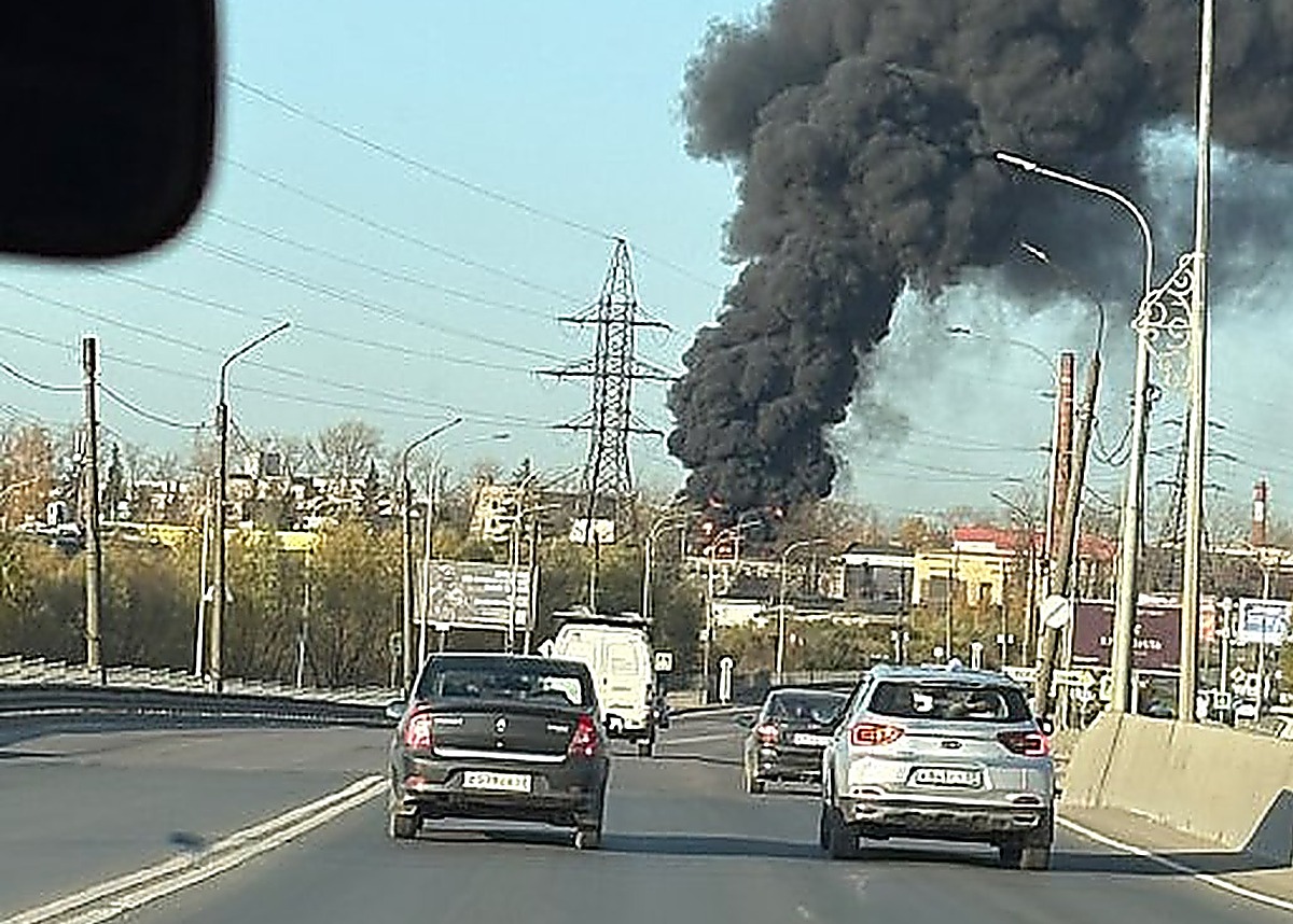 Завод «Трансвит» охвачен огнем: над Великим Новгородом поднялся черный дым. Теги: пожар на заводе, густой дым, экстренные службы