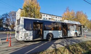 В Великом Новгороде подросток попал в больницу из-за маневра водителя ЛиАЗа. Теги: пассажирский автобус, скорая помощь