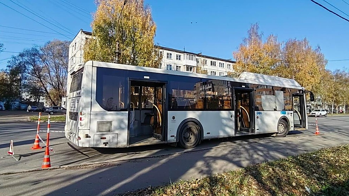 В Великом Новгороде подросток попал в больницу из-за маневра водителя ЛиАЗа. Теги: пассажирский автобус, скорая помощь