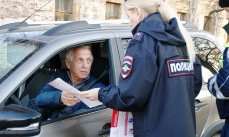 Рейды у новгородских детсадов выявили десятки нарушений правил перевозки детей. Теги: Детское автокресло, Сотрудник ДПС, Патрульный автомобиль