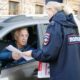 Рейды у новгородских детсадов выявили десятки нарушений правил перевозки детей. Теги: Детское автокресло, Сотрудник ДПС, Патрульный автомобиль