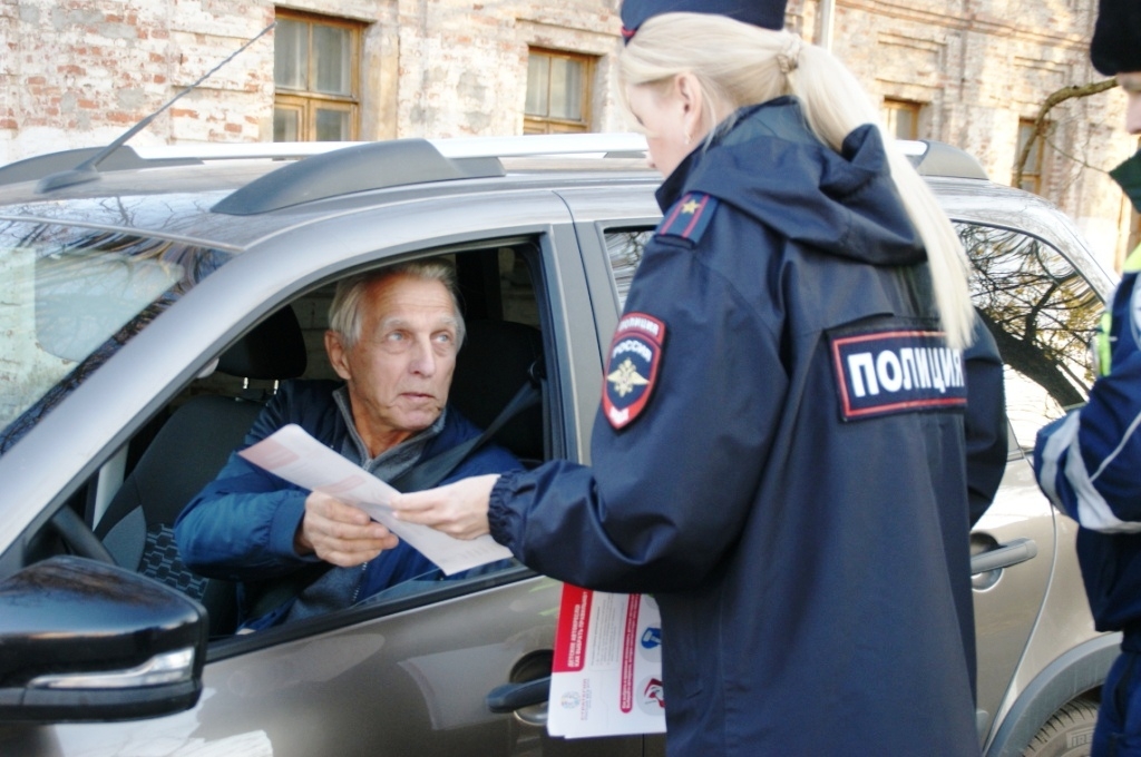 Рейды у новгородских детсадов выявили десятки нарушений правил перевозки детей. Теги: Детское автокресло, Сотрудник ДПС, Патрульный автомобиль