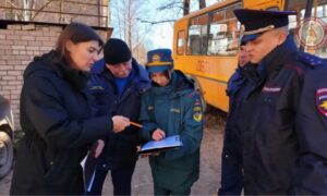 В Пестове спасатели срочно вывели 25 жильцов из многоэтажки. Теги: пожарная машина, учения спасателей