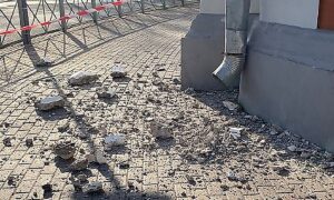 Улица Газон в Великом Новгороде: обрушение фасада дома едва не привело к трагедии. Теги: разрушенный фасад, тротуар с обломками