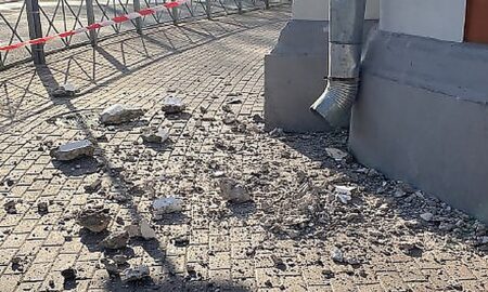 Улица Газон в Великом Новгороде: обрушение фасада дома едва не привело к трагедии. Теги: разрушенный фасад, тротуар с обломками