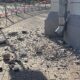 Улица Газон в Великом Новгороде: обрушение фасада дома едва не привело к трагедии. Теги: разрушенный фасад, тротуар с обломками