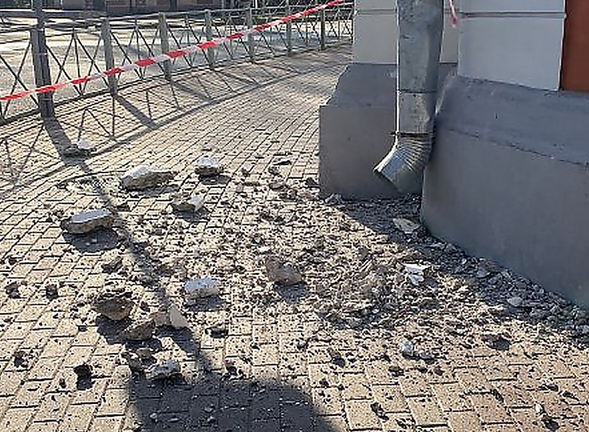 Улица Газон в Великом Новгороде: обрушение фасада дома едва не привело к трагедии. Теги: разрушенный фасад, тротуар с обломками
