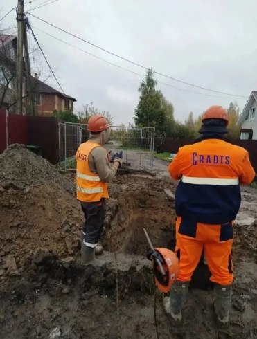Великий Новгород меняет коллекторы: рабочие уложили 17 км коммуникаций. Теги: укладка труб, траншея с трубами, коммунальные работы