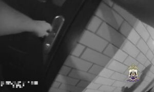 Студенты с болгаркой вскрыли сейф в новгородском коттедже по указке аферистов. Теги: Полицейские наручники, Вскрытый сейф, Полицейский автомобиль