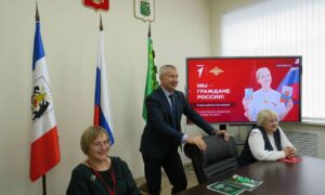 Школьники Малой Вишеры получили паспорта с сюрпризом от главы округа. Теги: вручение паспорта, российский паспорт, подростки