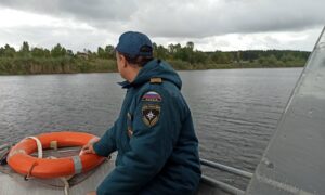 Новгородские спасатели вышли на реки из-за смертельной угрозы. Теги: спасательный катер, спасательный жилет, осенняя река