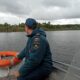 Новгородские спасатели вышли на реки из-за смертельной угрозы. Теги: спасательный катер, спасательный жилет, осенняя река
