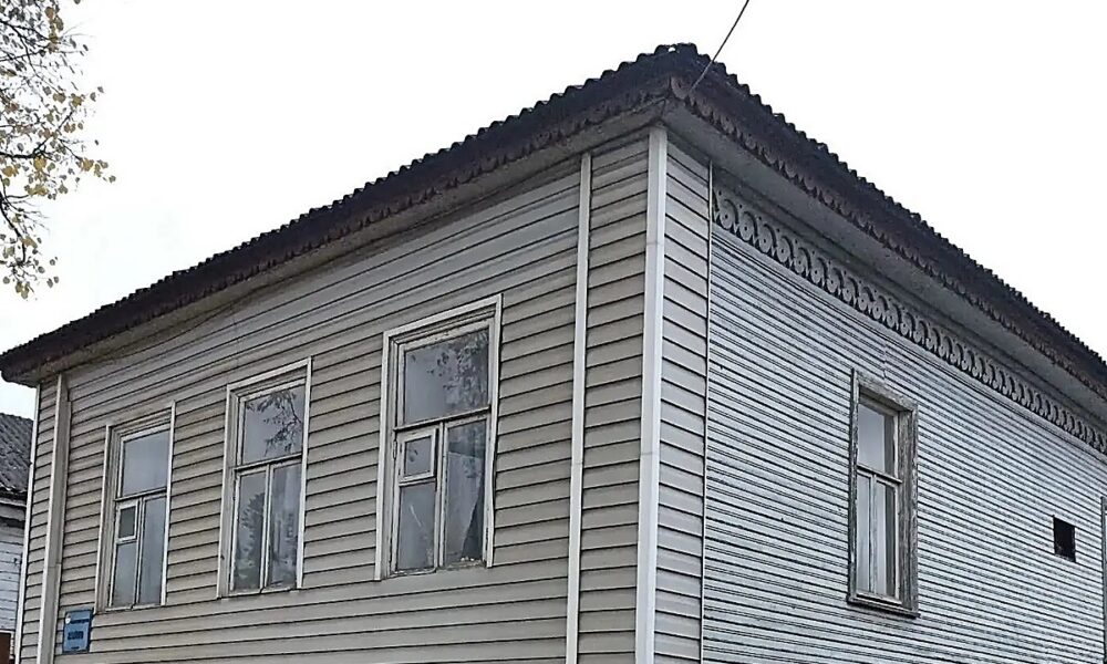 В Боровичах выставили на торги старинный особняк на Советской. Теги: старинное здание, фасад дома