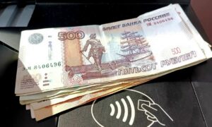 СФР перевел миллиарды рублей на больничные жителям Новгородской области. Теги: выплата пособий, медицинский полис, подсчет денег
