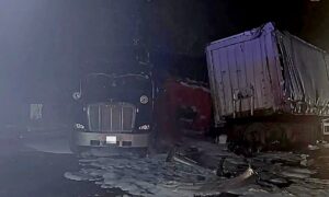 Трасса М-10: уснувший за рулем дальнобойщик протаранил фуры на стоянке. Теги: разбитый грузовик, пожарная машина, авария на трассе