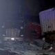 Трасса М-10: уснувший за рулем дальнобойщик протаранил фуры на стоянке. Теги: разбитый грузовик, пожарная машина, авария на трассе