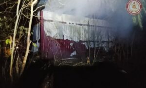 В Любытине пламя охватило гараж с машиной и угрожало соседним постройкам. Теги: тушение пожара, сгоревший гараж, пожарная машина
