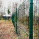 Великий Новгород отделил старый погост от парка сетчатым забором. Теги: забор из сетки, кладбище и парк, спил деревьев