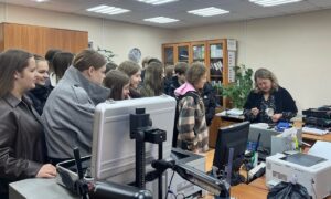 Полиция Великого Новгорода раскрыла студентам секреты криминалистики. Теги: криминалистическая лаборатория, снятие отпечатков пальцев
