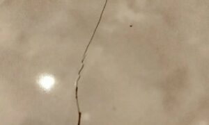 В Великом Новгороде трещат стены жилого дома из-за стройки магазина. Теги: трещина в стене, ремонт помещения, жилой дом