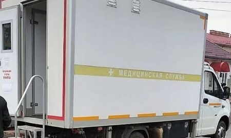 Малая Вишера развернула мобильный пункт вакцинации прямо на улице. Теги: машина скорой помощи, вакцинация, медицинский осмотр