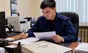 Боровичанин угрожал расправой свидетелю по делу об изнасиловании. Теги: зал суда, молоток судьи, наручники
