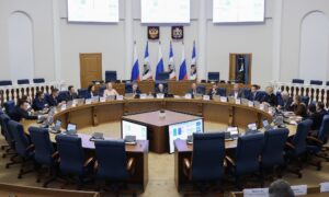 Новгородские власти согласовали финансовый план на ближайшую трехлетку. Теги: заседание правительства, финансовые документы, зал совещаний