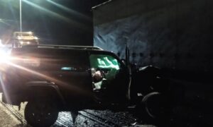 Трагедия на трассе М-11 в Новгородской области: внедорожник влетел в грузовик. Теги: Ночное ДТП, Разбитый внедорожник, Машина ДПС