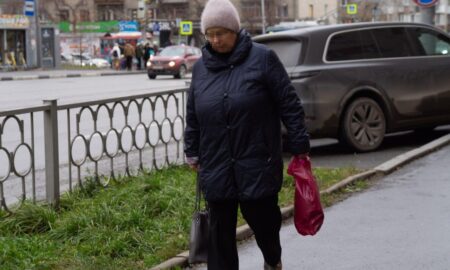 Пенсионерка идет по улице