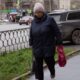 Пенсионерка идет по улице