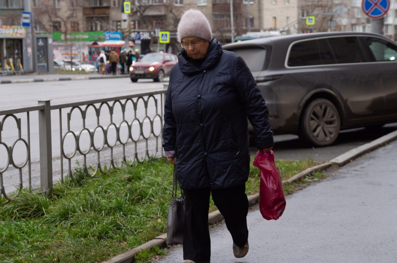 Пенсионерка идет по улице