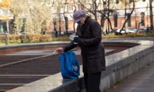 Пенсионерка на прогулке