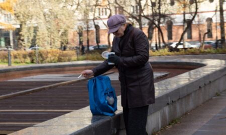 Пенсионерка на прогулке