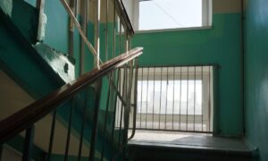 Лестница в подъезде жилого дома