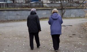 Пенсионерки на прогулке