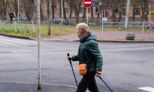 Пенсионерка на прогулке