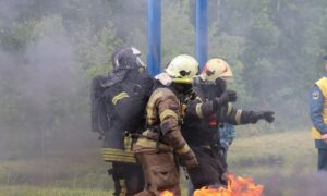 Спасатели МЧС на пожаре