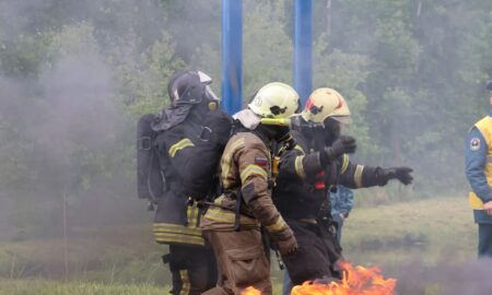 Спасатели МЧС на пожаре