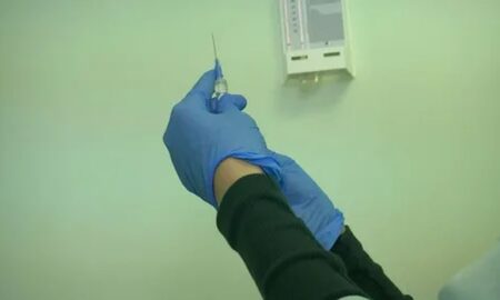 Врач держит шприц