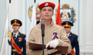 Мальчик приносит присягу Движения Первых