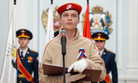 Мальчик приносит присягу Движения Первых