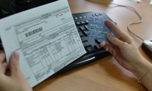 Девушка держит квитанцию