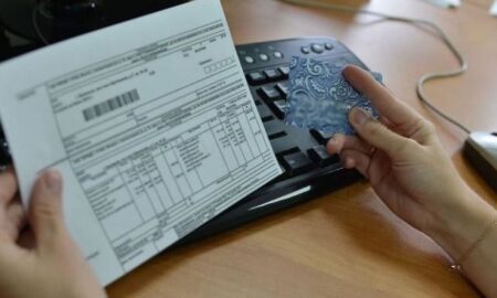 Девушка держит квитанцию