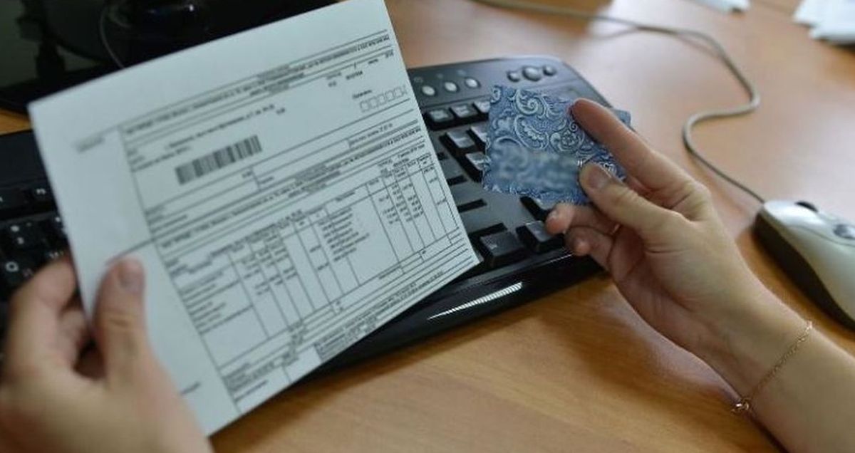 Девушка держит квитанцию