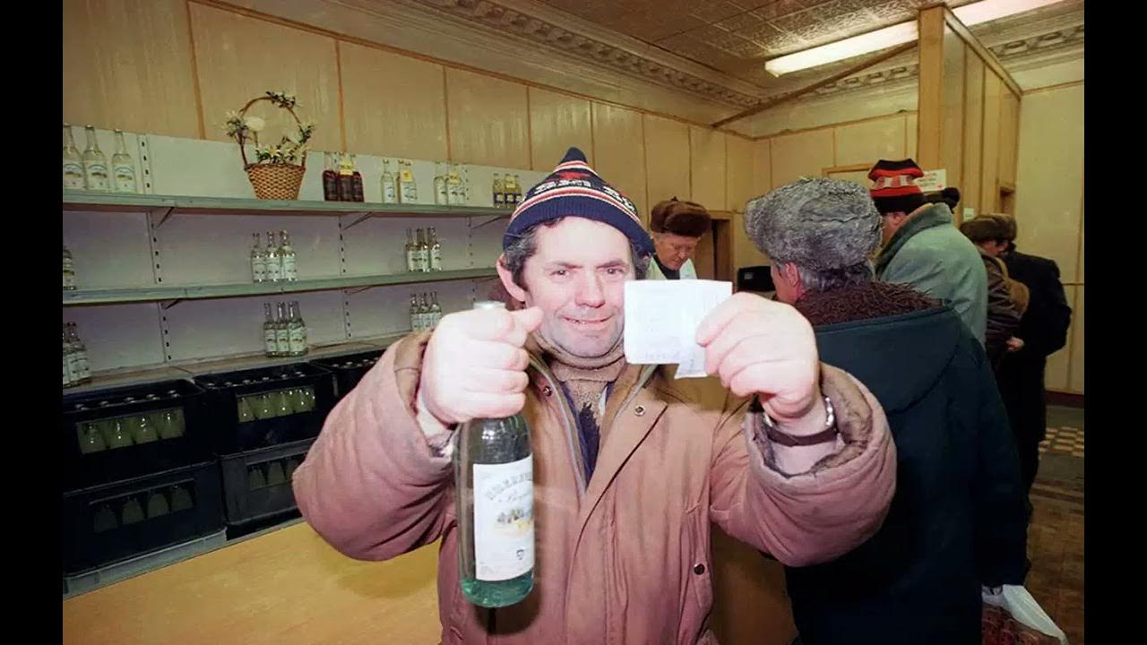 Мужчина с бутылкой водки